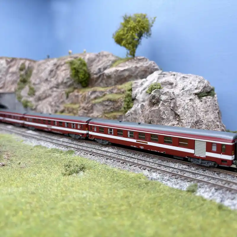 3 voitures UIC A9 1CL x 2 et mixte A7D fourgon/1CL, Le Capitole, SNCF, Ep. III et IV - REE NW-156 - N 1/160 Retour Gratuit