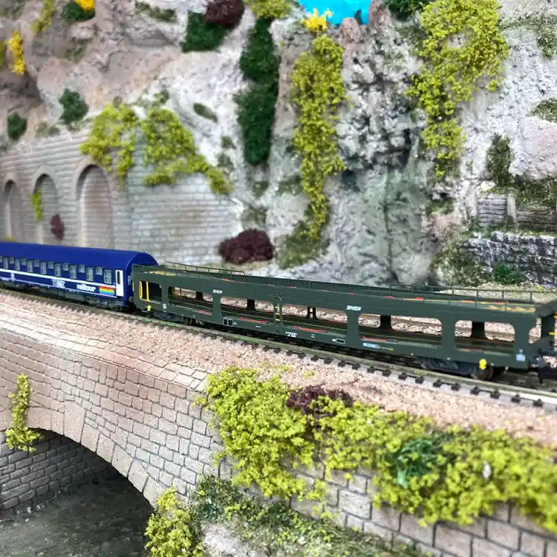 Wagon porte auto DD DEV66 Sncf et voiture T2 TEN/Railtour Sncb , Ep IV - ARNOLD HNS4382 - N 1/160 Prix Choc