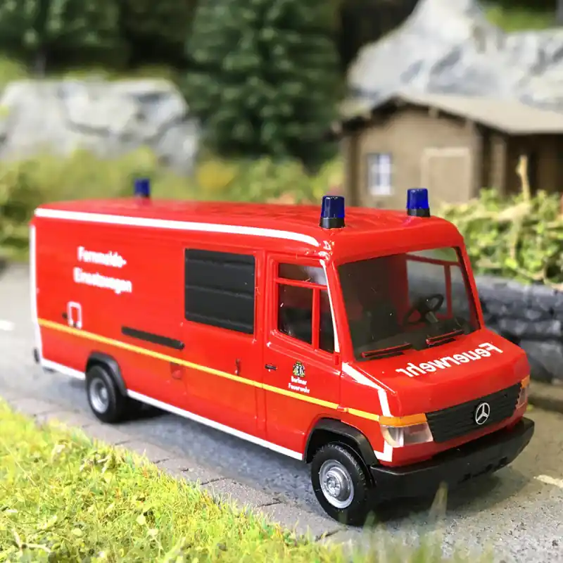 Promotion Saisonnière Mercedes Benz Vario box, véhicule de communication et service incendie de BERLIN - HERPA 099073 - HO 1/87