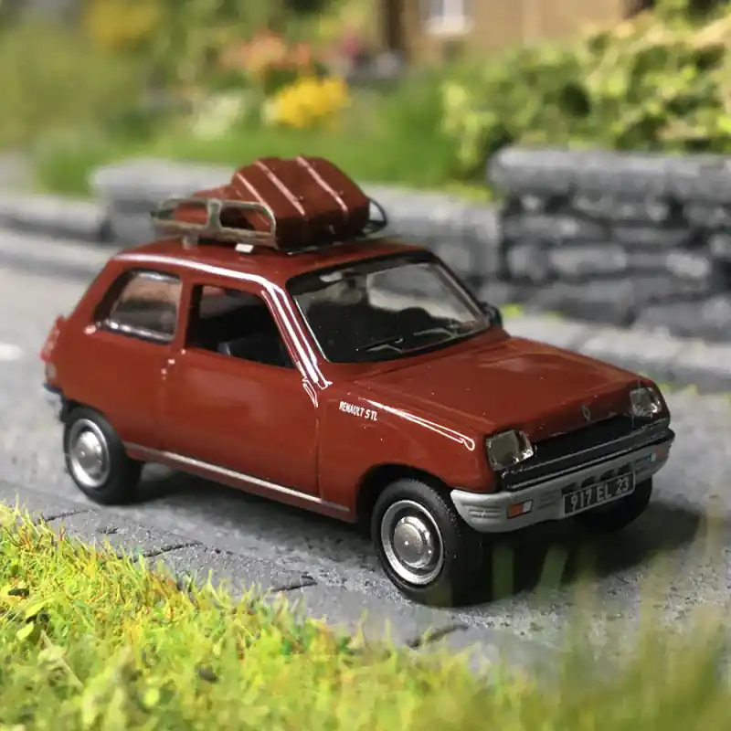 Bon Marché Renault 5 TL, rouge, galerie de toit et valises - SAI 1766 - HO 1/87