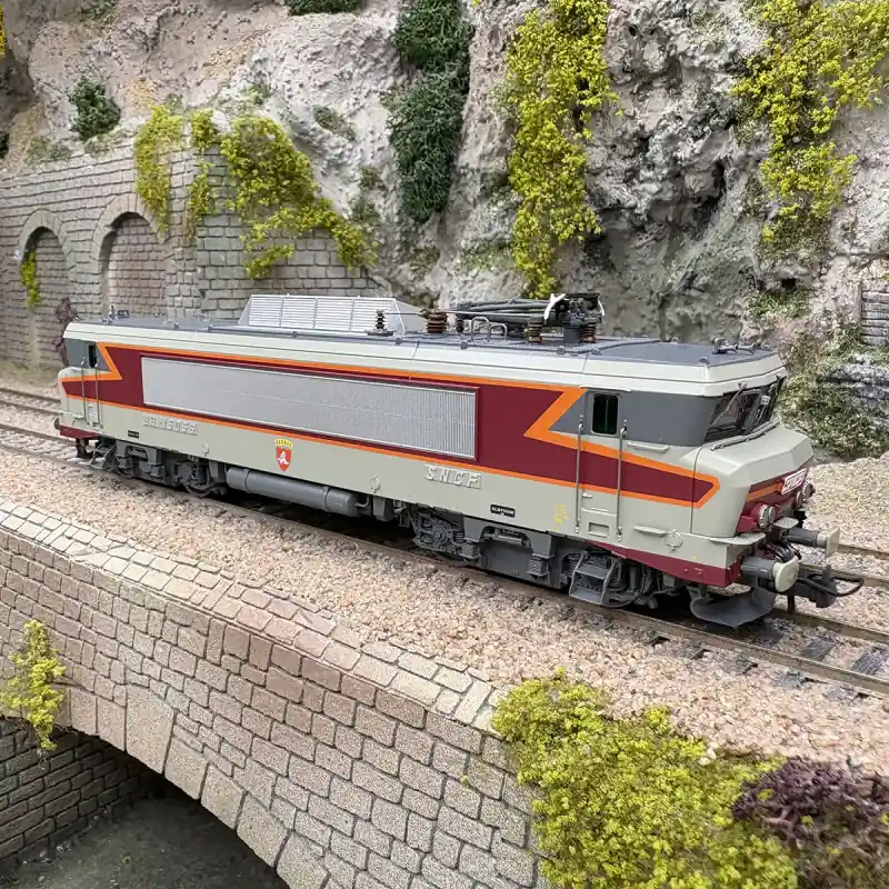Locomotive électrique BB 15056, "Grand confort", Armoiries de Vannes, SNCF, Ep. IV, digital son - ROCO 7510136 - HO 1/87 Soldes