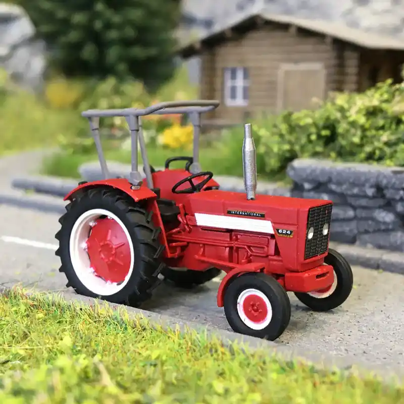 Bon Marché Tracteur Mc-Cormick INTERNATIONAL HI 624, avec arceau de sécurité et lame de coupe pour fauchage, 1965 - REE CB-182 - HO 1/87