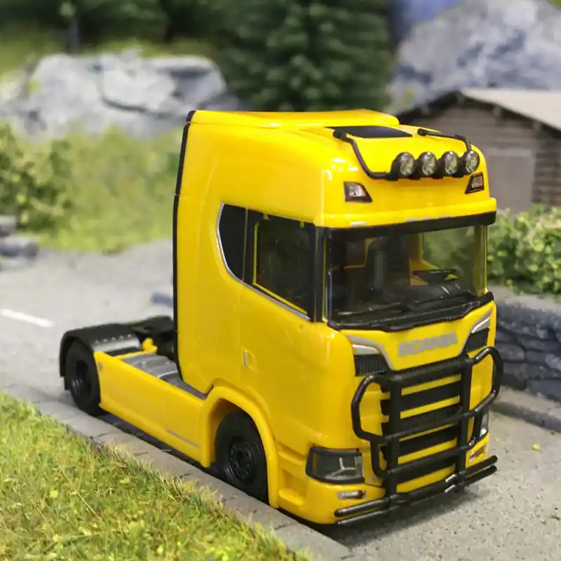 Tracteur Scania CS 20 HD avec rampe de phares et pare-buffle, 2 essieux, jaune - HERPA 310116-005 - HO 1/87 Certifié