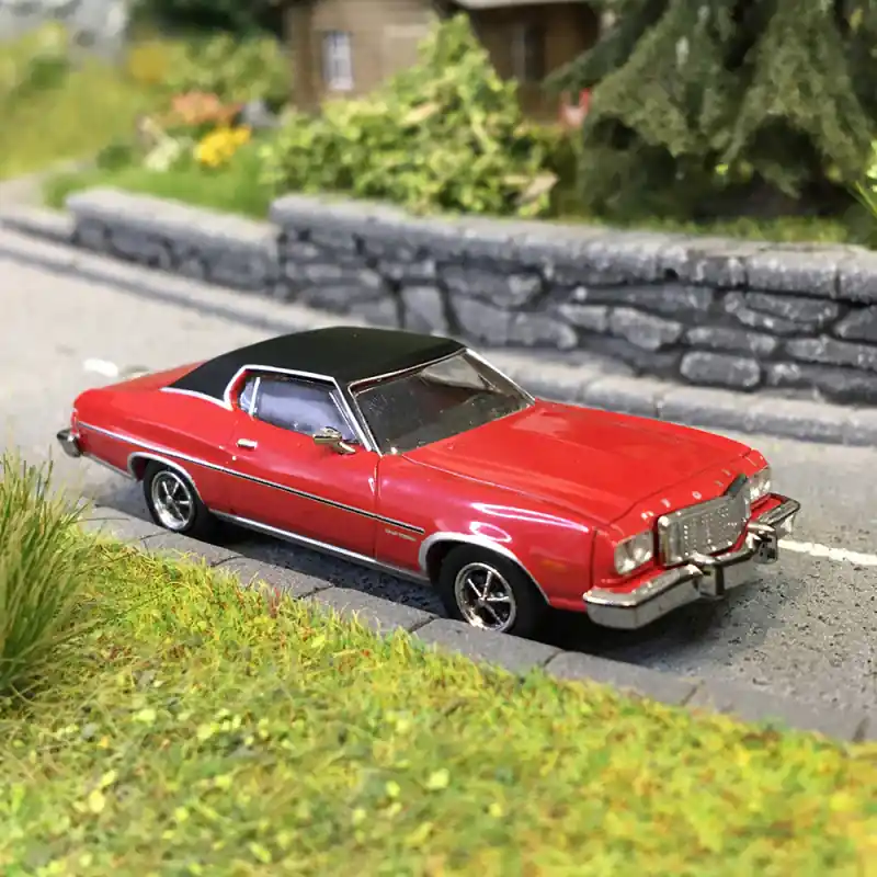 Ford Gran Torino, rouge/noir, 1976 - BREKINA 19732- HO 1/87 Expédition Rapide