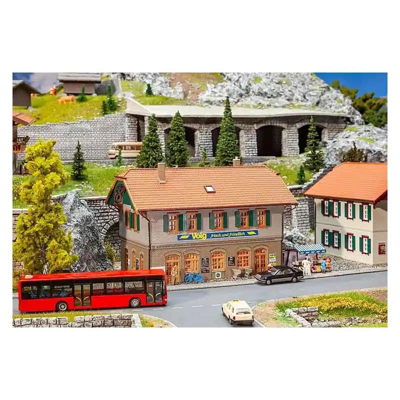 Maison d‘habitation avec boutique villageoise - Faller 130595 - HO 1/87 Vente Flash