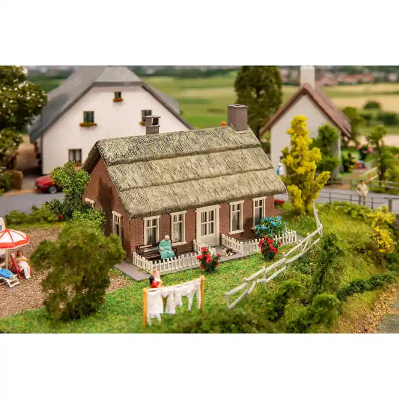 Nouvel Arrivage Maison à toit de chaume d‘Allemagne du Nord, époque I - FALLER 131318 - HO 1/87