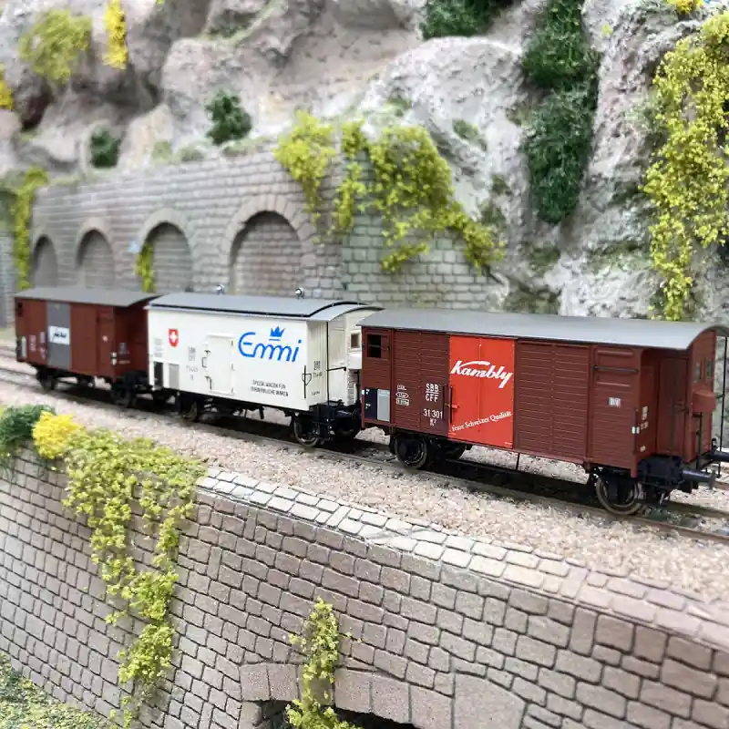 3 wagons couvert K2, 2 essieux, "JURA, Emmi, et Kambly", SBB CFF, Ep III - BRAWA 50872 - HO 1/87 Top Vente