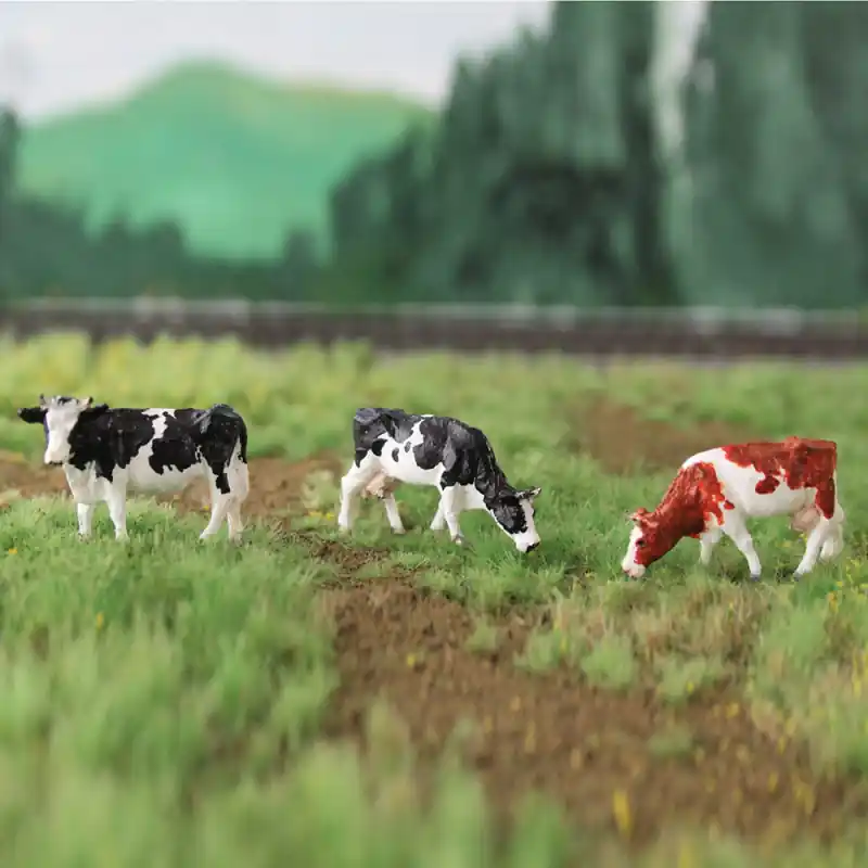 3 vaches Holstein dans un champ, noir et marron - VAN PETEGEM SCENARY HVPS217 - HO 1/87 Authentique