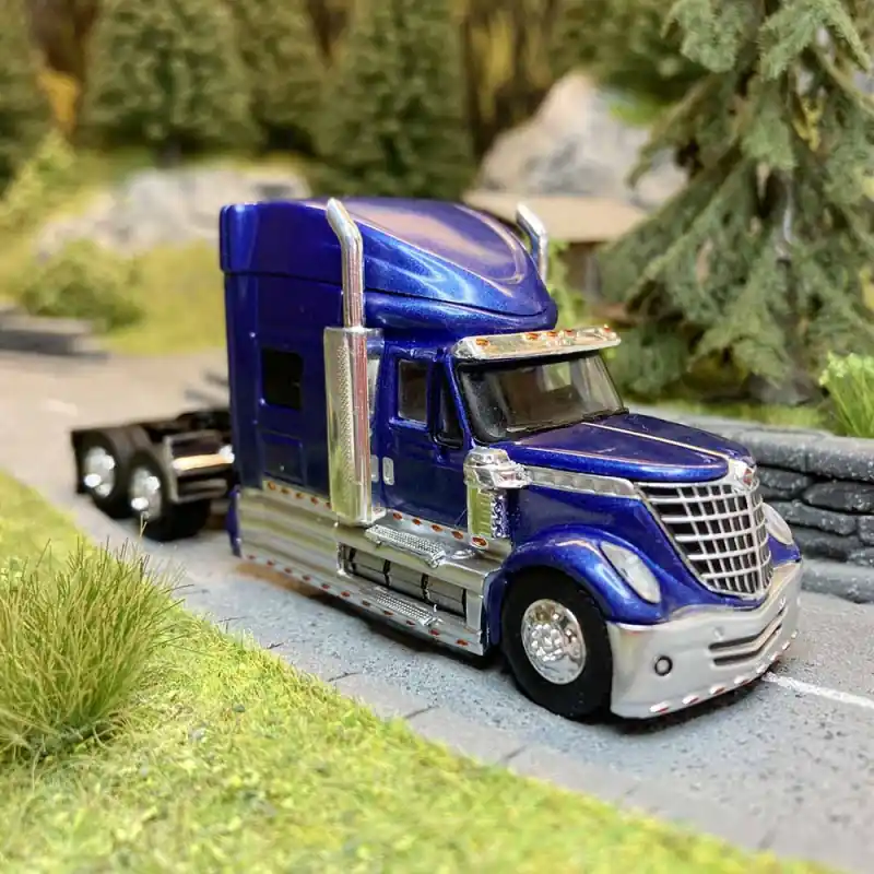 Camion, tracteur International LoneStar, bleu foncé métallisé - Brekina 85828 - HO 1/87 Certifié