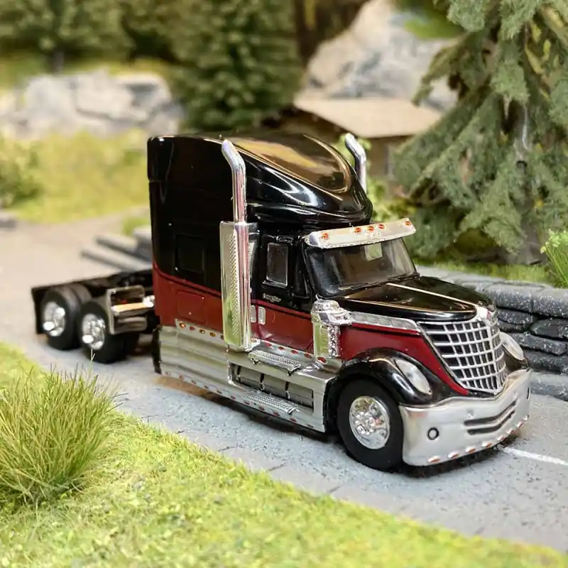 Camion, tracteur International LoneStar, noir et rouge - Brekina 85829 - HO 1/87 Nouveauté