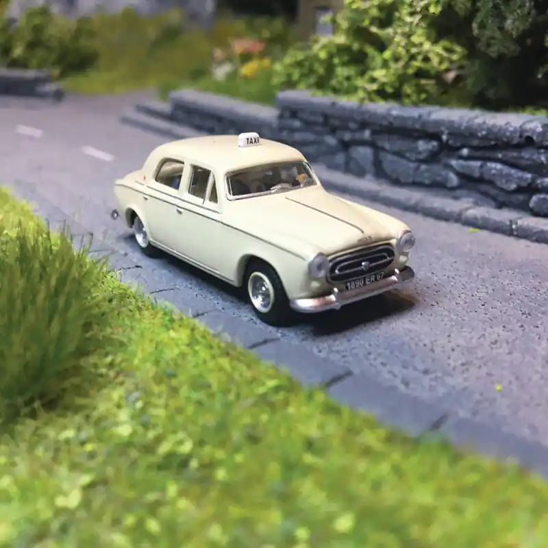 Nouvelle Collection Peugeot 403 Taxi Beige, avec personnages - SAI 1621 - HO 1/87