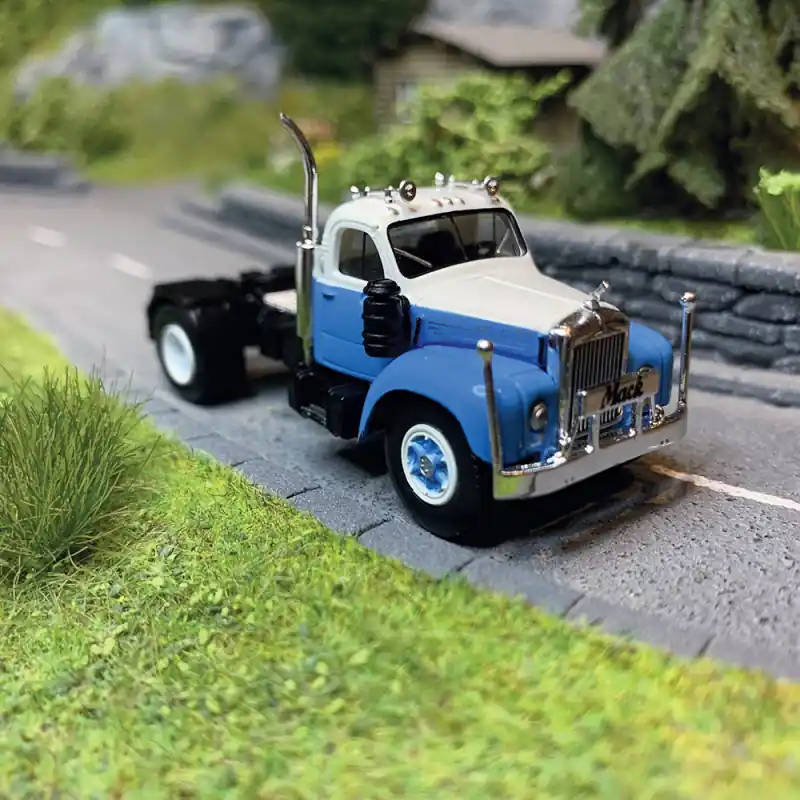 Nouveauté Camion tracteur, MACK B 61 Blanc Bleu - BREKINA 85976 - HO1/87