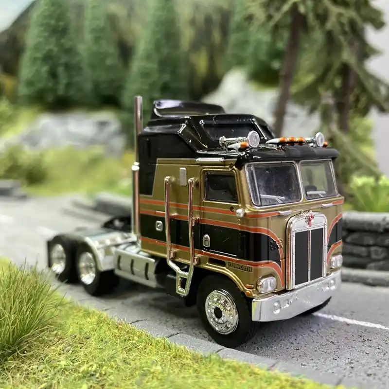 Achetez Aujourd'hui Camion Kenworth K100 Aerodyne 100, Noir Or - BREKINA 85733 - HO 1/87