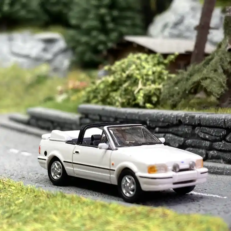 Ford ESCORT XR3 Cabriolet, Blanche - PCX870156 - HO 1/87 Populaire
