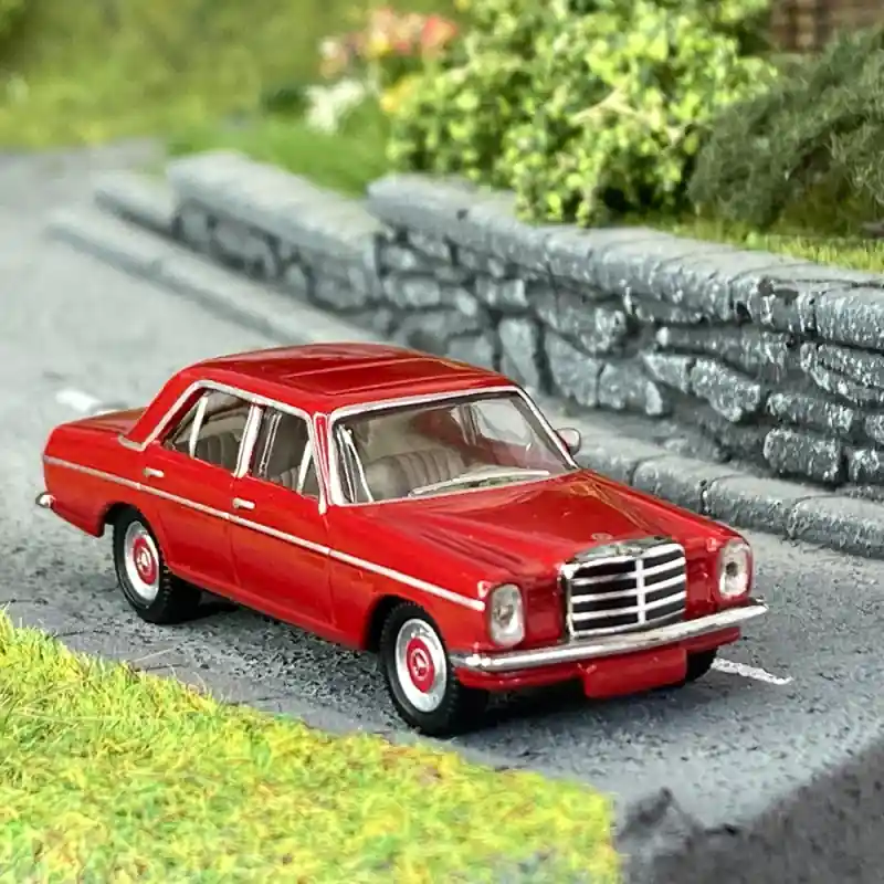 Offre Exclusive Mercedes Benz série /8 rouge - SCHUCO 452665903 - HO 1/87
