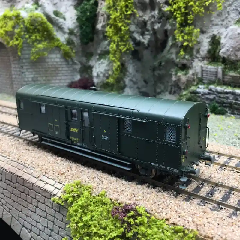 Fourgon OCEM 32 Est Ep IV SNCF-HO 1/87-REE VB319 Petit Prix