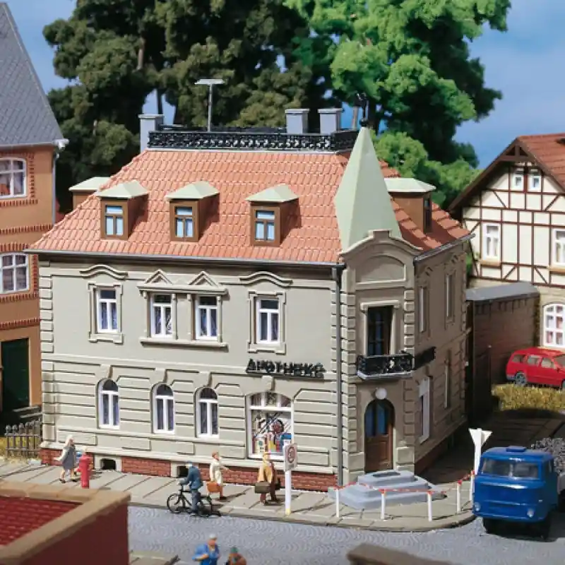Bâtiment d‘angle / Pharmacie-HO 1/87-AUHAGEN 12269 Populaire