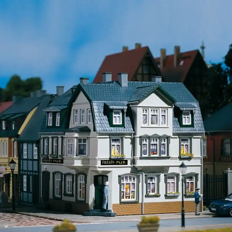 Pub avec habitation d‘angle-HO-1/87-AUHAGEN 12255 Commander Vite