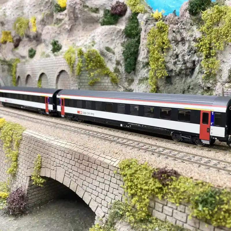 Acheter En Ligne 2 voitures unifiées EW IV A, 1CL, InterCity, CFF/SBB/FFS, EP VI - MARKLIN 42154 - HO 1/87