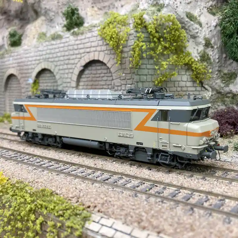Promotion Locomotive électrique BB 7240, avec plaques, SNCF, Ep. IV digital son AC 3R - LSMODELS 11707S - HO 1/87