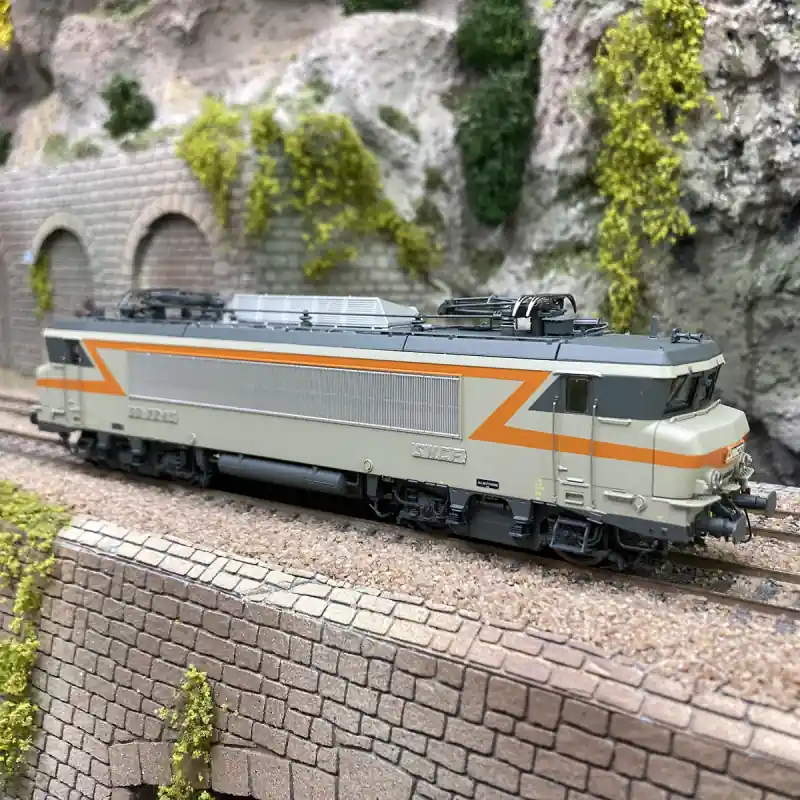Locomotive électrique BB 7240, avec plaques, SNCF, Ep. IV digital son - LSMODELS 11207S - HO 1/87 Promotion