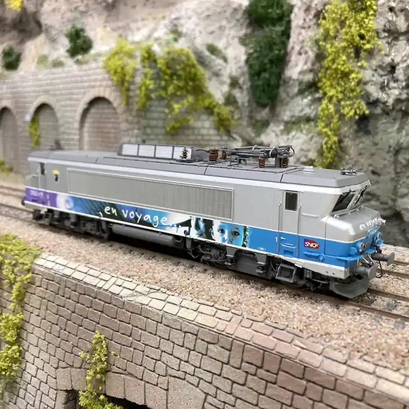 Locomotive électrique BB 15034R, "En voyage", Carmillon, SNCF, Ep. VI - LSMODELS 10485 - HO 1/87 Authentique
