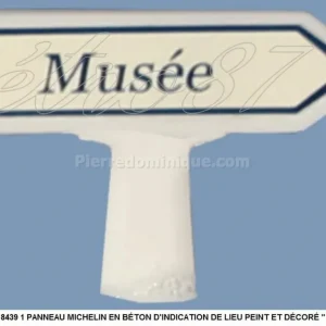 *SOLDES* - 1 PANNEAU MICHELIN EN BÉTON D‘INDICATION DE LIEU PEINT ET DÉCORÉ " MUSÉE " Nouveauté