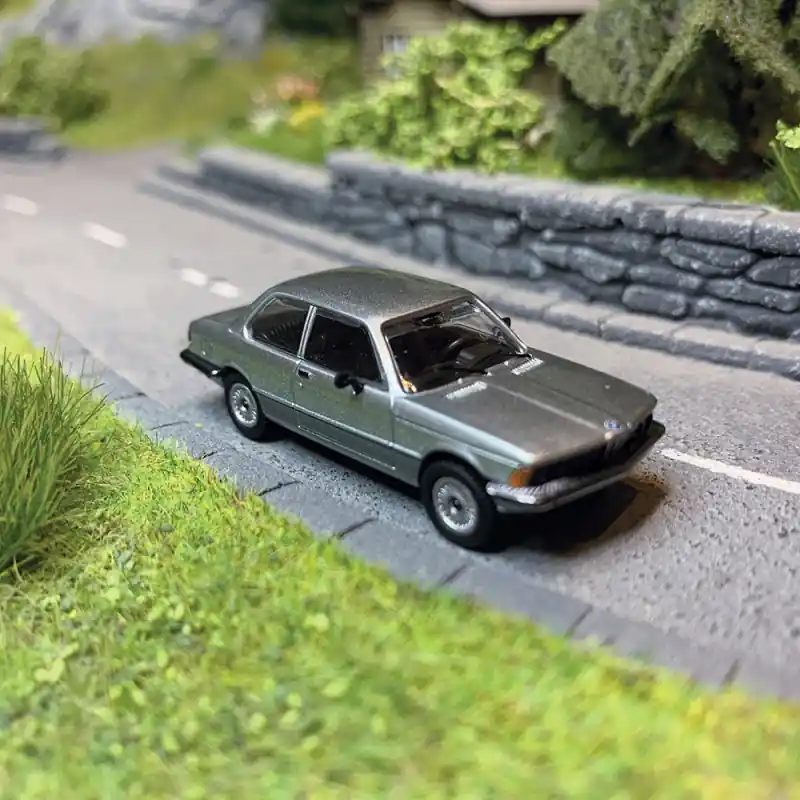 Offre Spéciale BMW 323i, 1975, Bleu Pâle Métal - MINICHAMPS 870 020000 - 1/87